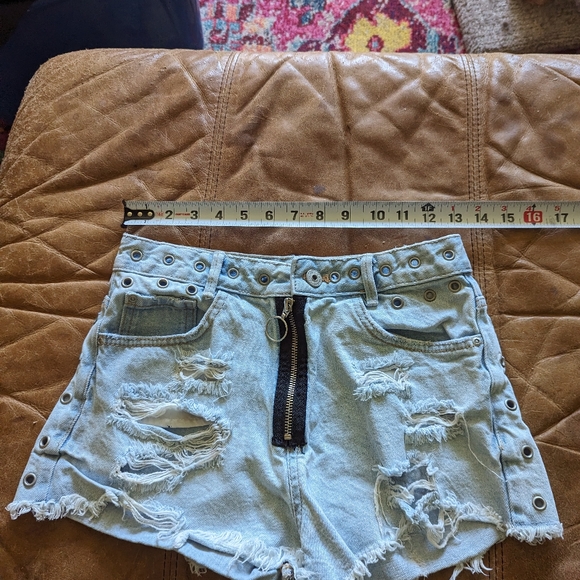 ZARA DISTRESSED CUTOFFS SZ 34" - Picture 3 of 6